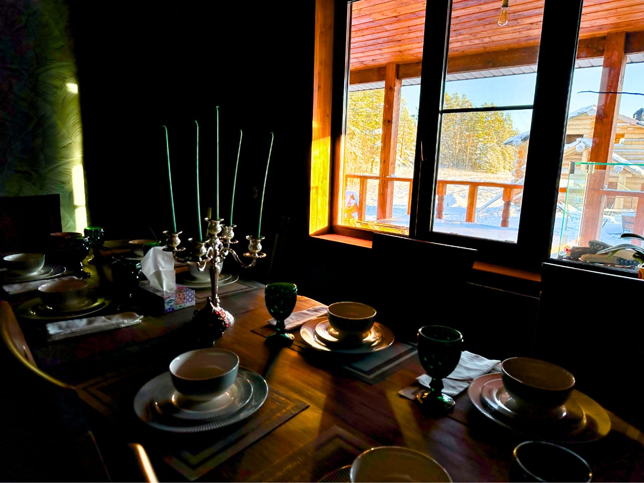 праздничный стол со свечами