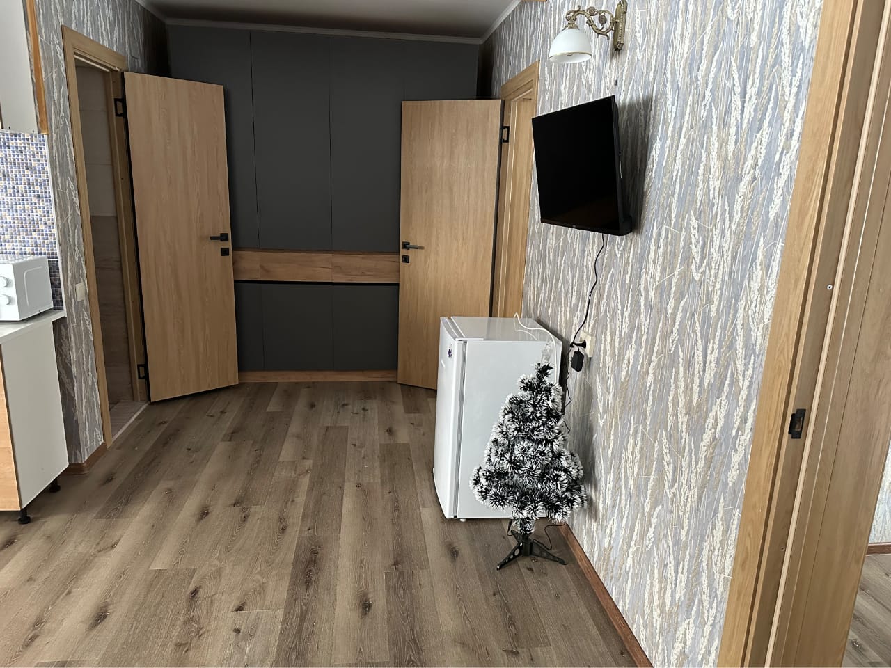 холодильник в холе